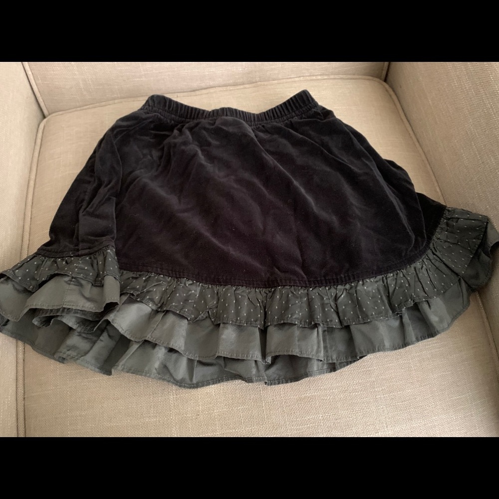 Hanna Andersson gray velvet skirt with ruffles.